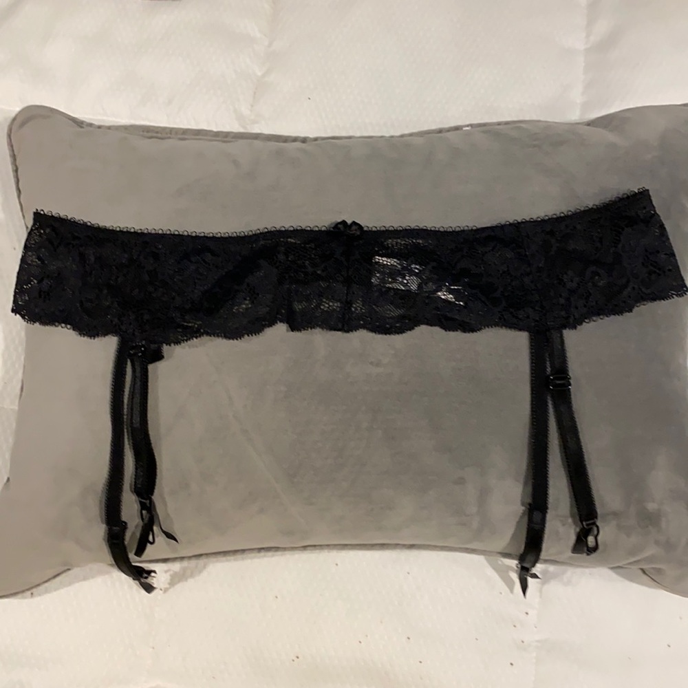VICTORIA’S Secret black stretch lace harder belt like new in med/large
